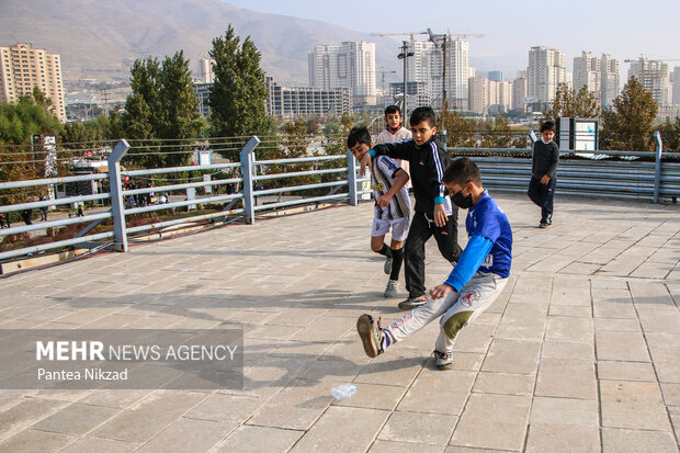تعدادی از کودکان در حاشیه همایش پیاده روی خانوادگی در حال بازی هستند