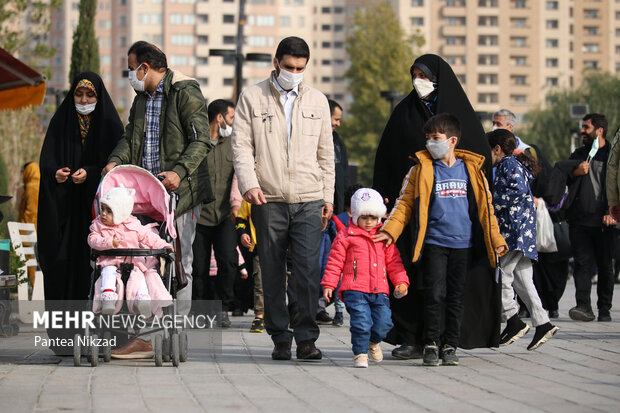 Families in Tehran take a free walking tour