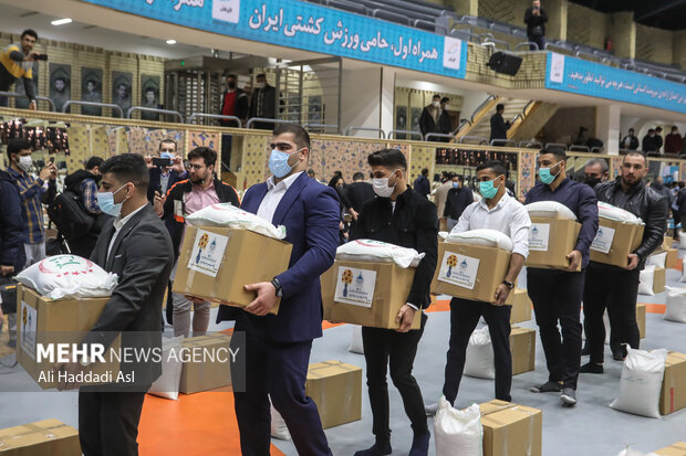 ملی پوشان کشتی ایران در حال جمع آوری بسته های پویش کمک مومنانه است