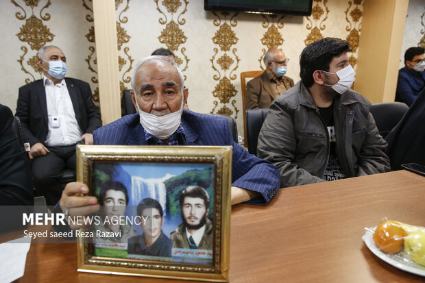 پدر شهیدان بیات سرمدی در جلسه هم اندیشی شهردار تهران با نخبگان منطقه ۱۶ شهرداری تهران حضور دارد