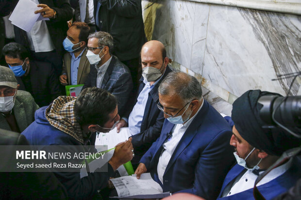 علیرضا زاکانی شهردار تهران در حال پیگیری و گرفتن نامه از نمازگزاران است