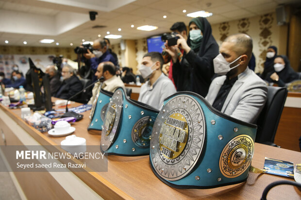 کمربندهای قهرمانی تعدادی از ورزشکاران منطقه ۱۶ شهرداری تهران در تصویر دیده میشود
