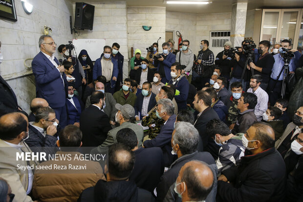 علیرضا زاکانی شهردار تهران در حال سخنرانی در مسجد امیر المومنین (ع)  در بین نمازگزاران است