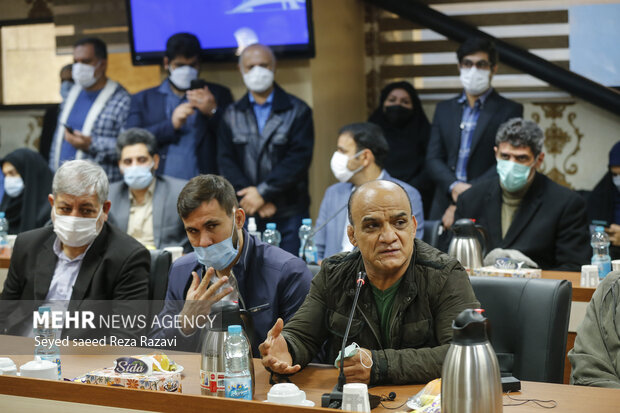 محسن کاوه مدیر تیم های ملی کشتی در حال سخنرانی در جلسه هم اندیشی  شهردار تهران با نخبگان منطقه ۱۶ شهرداری تهران است
