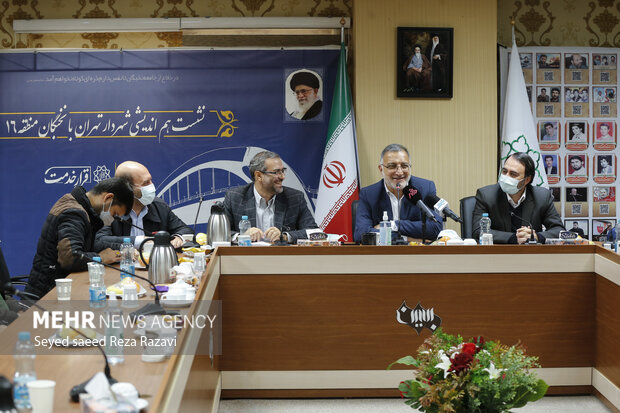 علیرضا زاکانی شهردار تهران در حال سخنرانی در جلسه هم اندیشی شهردار تهران با نخبگان منطقه ۱۶ شهرداری تهران است