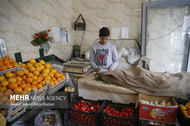 یک کودک خردسال میوه فروش در حال نامه نوشتن به علیرضا زاکانی شهردار تهران است