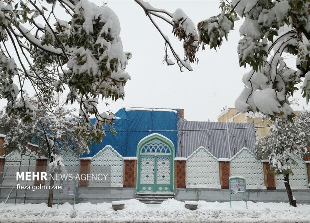 Heavy snowfalls whitens Bijar 