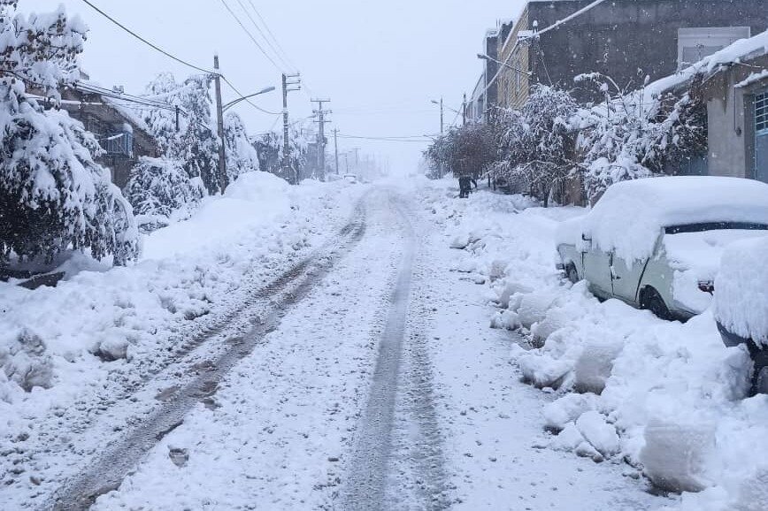 بارش نخستین برف پاییزی در شهر پری از توابع استان زنجان