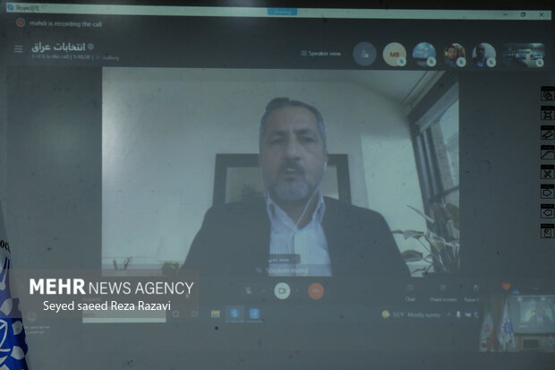 دکتر محمد محیی سخنگوی کتائب حزب الله عراق و ریس شبکه تحلیل سیاسی الهدف عراق بصورت ویدئو کنفرانس در  نشست تخصصی انتخابات پارلمانی عراق در حال سخنرانی است