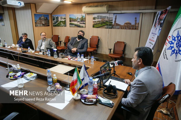   مهدی عزیزی مدیر کل بین الملل خبرگزاری مهر در مراسم نشست تخصصی انتخابات پارلمانی عراق در حال سخنرانی است