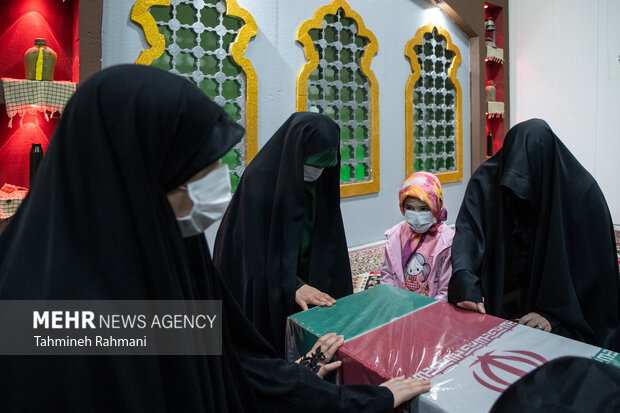 مراسم وداع با اولین بانوی تفحص شده ،شهیده فاطمه اسدی بعدازظهر امروز شنبه در معراج شهدا برگزار شد
