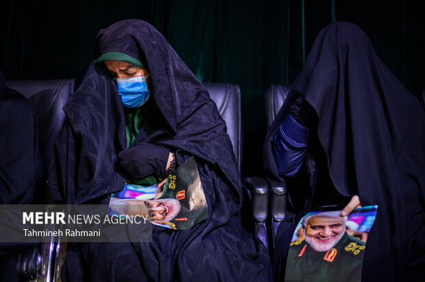 یکی از بانوان حاضر در مراسم وداع با پیکر اولین بانوی تفحص شده ،شهیده فاطمه اسدی در معراج شهدا تهران در حال سوگواری است