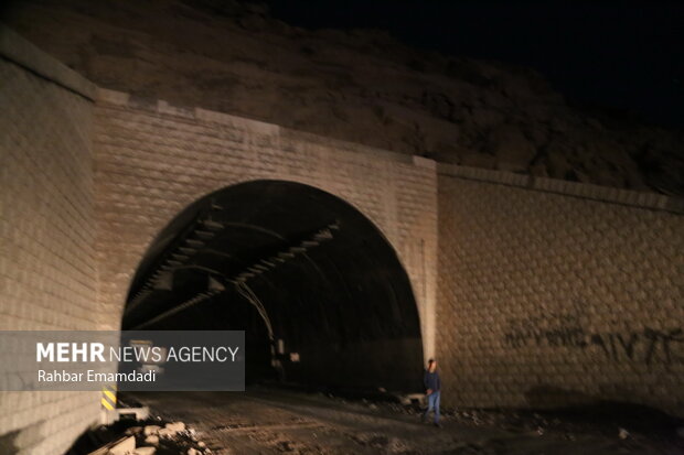 Landslide in Tange ZaghTunnel in southern Iran due to quake
