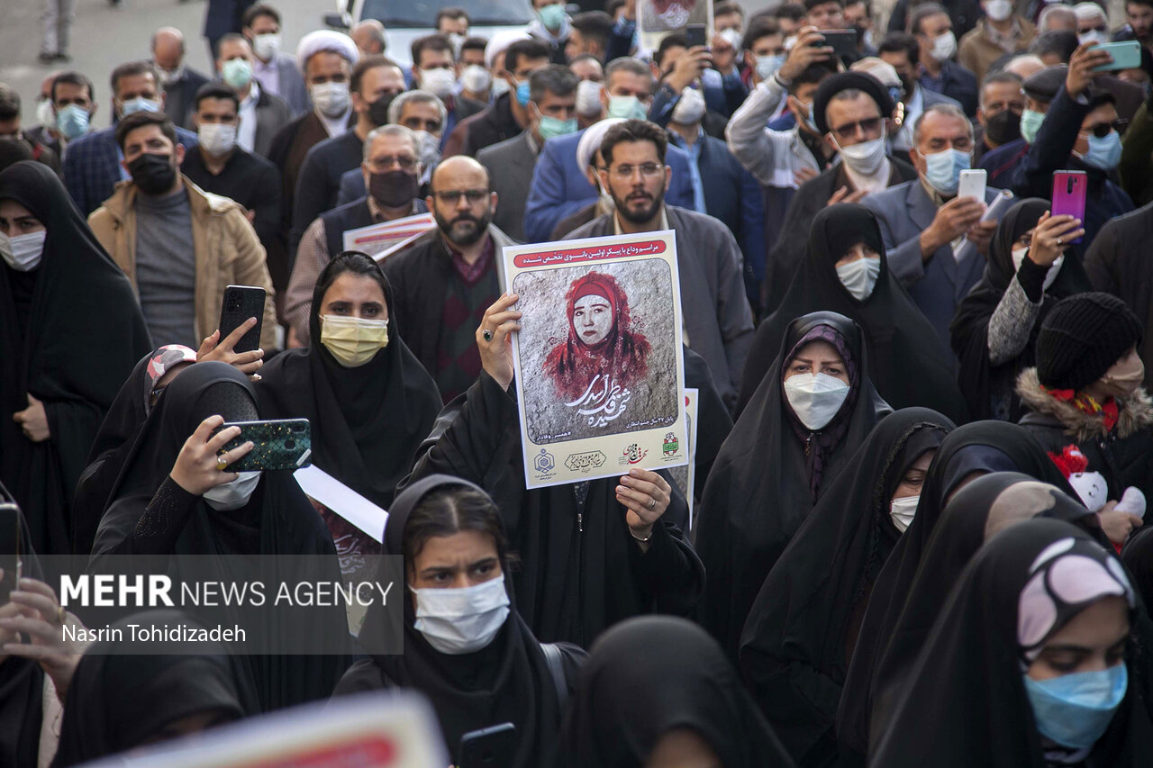 کرمانشاہ میں پہلی جستجو شدہ شہیدہ خاتون کی تشییع جنازہ میں عوام کی بھر پورشرکت