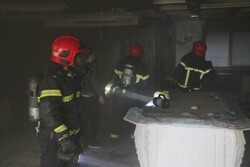 ۲ نفر در آتش سوزی منزل مسکونی ۵ طبقه در اصفهان مصدوم شدند