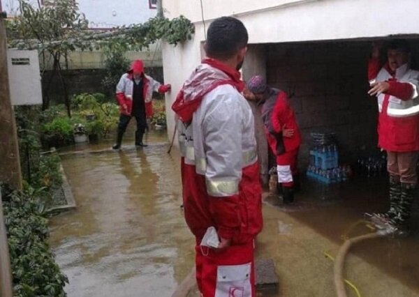 فعالیت امدادی و خدمات رسانی ۳۴ تیم هلال احمر فارس در بارش اخیر