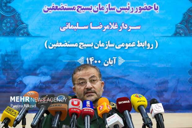 سردار غلامرضا سلیمانی رئیس سازمان بسیج مستضعفین در نشست خبری در حال سخنرانی است