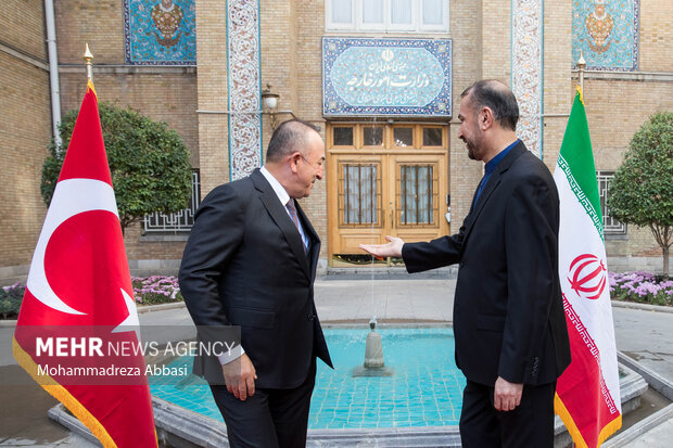 مولود چاووش اوغلو وزیر امور خارجه ترکیه و  حسین امیر عبداللهیان وزیر امور خارجه ایران دیدار وزرای خارجه ترکیه و ایران حضور دارند
