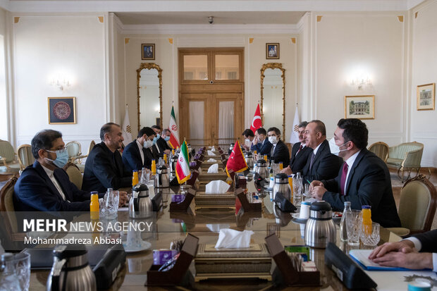مولود چاووش اوغلو وزیر امور خارجه ترکیه ، حسین امیر عبداللهیان وزیر امور خارجه ایران و هیات همراه در سالن جلسات وزارت خارجه در حال گفتگو و رایزنی بر سر مسائل مختلف هستند