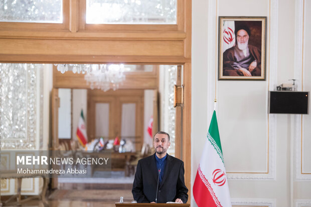 حسین امیر عبداللهیان وزیر امور خارجه ایران  در نشست خبری وزرای خارجه ایران و ترکیه پس از دیدار رسمی دو وزیر حضور دارد