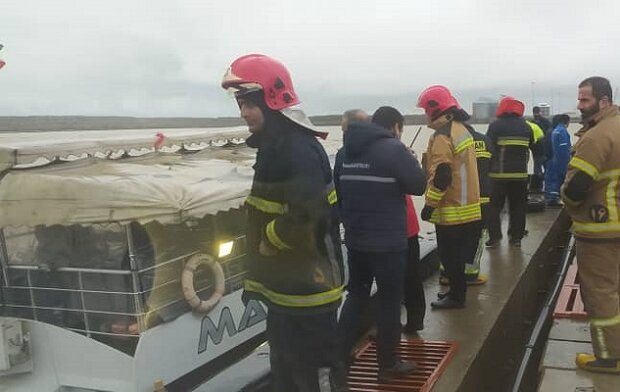 حادثه برای یک شناور تفریحی در انزلی/ ۲۰ مسافر نجات یافتند