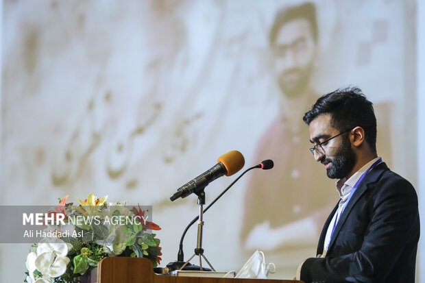 حسین نظری دبیر این دوره ی جشنواره هفتاد و دو خط اشک در حال سخنرانی در مراسم اختتامیه است