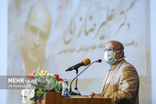 دکتر زالی رئیس دانشگاه شهید بهشتی در حال سخنرانی در آئین اختتامیه هشتمین سوگواره ملی هفتاد و دو خط اشک است