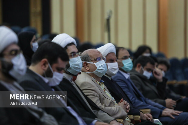 دکتر زالی رئیس دانشگاه شهید بهشتی در آئین اختتامیه هشتمین سوگواره ملی هفتاد و دو خط اشک حضور دارد