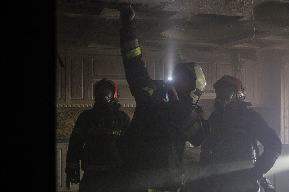 ۲ نفر در آتش سوزی منزل مسکونی ۵ طبقه در اصفهان مصدوم شدند