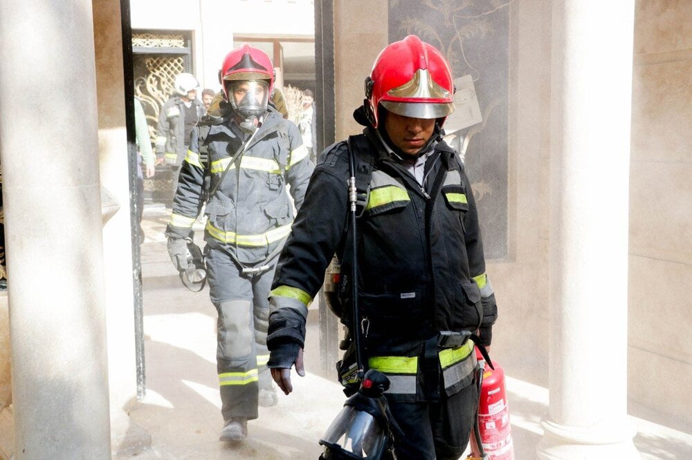  ۲ نفر در آتش سوزی منزل مسکونی ۵ طبقه در اصفهان مصدوم شدند