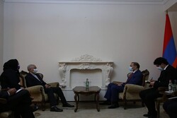 Armenian official briefs Iranian envoy on border situation