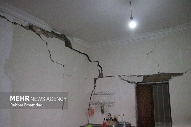 بازدید استاندار هرمزگان از مناطق زلزله زده بخش فین 