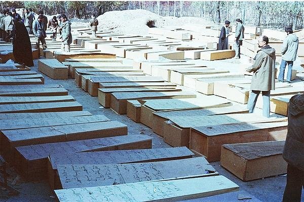 تشییع ۳۷۰ لاله سرخ روی دوش اصفهان/زمین هم برای خاکسپاری کم بود