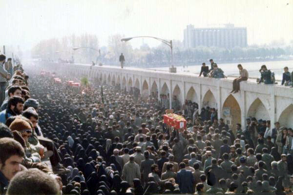 تشییع ۳۷۰ لاله سرخ روی دوش اصفهان/زمین هم برای خاکسپاری کم بود