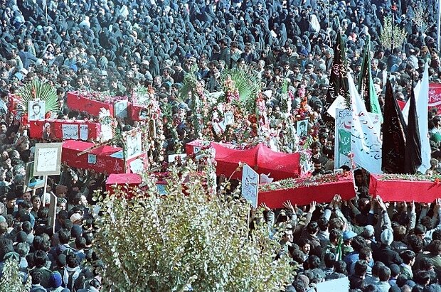 روایتی ازغسل دادن شهدای ۲۵آبان در اصفهان/تشییع شهیدی که بی کس بود