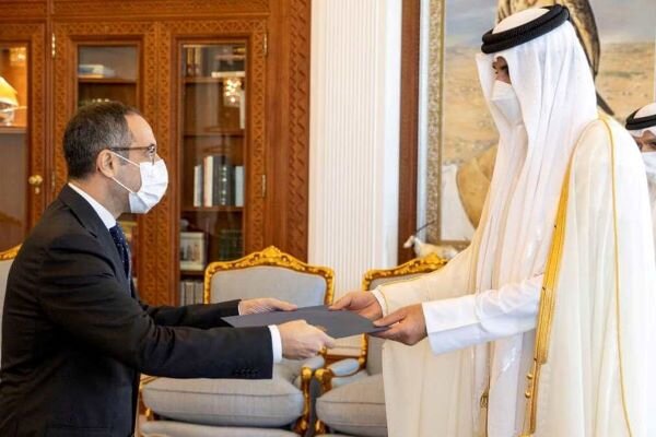 سفیر مصر در «دوحه» استوارنامه خود را تقدیم امیر قطر کرد