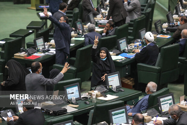 نمایندگان مجلس شورای اسلامی در زمان شمارش آرا برای رای اعتماد به وزیر پیشنهادی وزارت آموزش و پروش عدد ۲ یعنی مخالف و ۴ یعنی موافق را با دست نشان می دهند