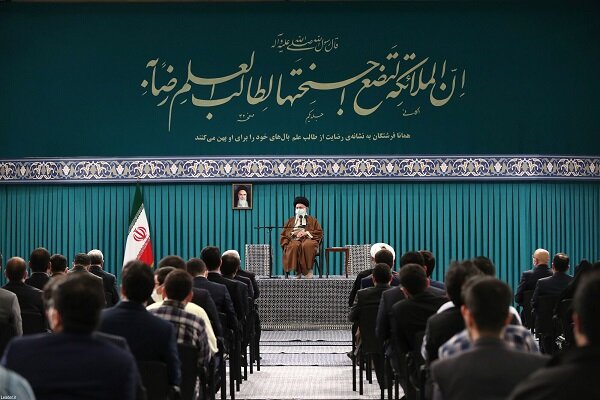 Ayatollah Khamenei receives elites, top scientific talents