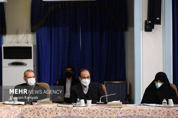 کبری خزعلی ، محمدرضا مخبردزفولی و علی لاریجانی در جلسه شورای عالی انقلاب فرهنگی حضور دارند
