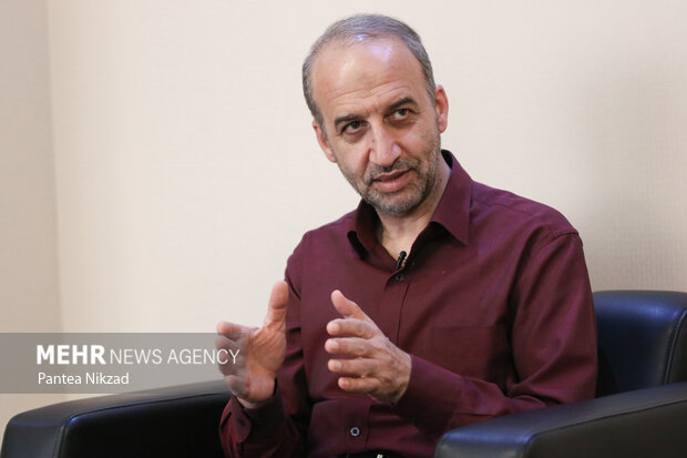 محمد سرافراز رئیس سابق سازمان صدا و سیما  در حال پاسخ دادن به سوالات خبرنگار هنری مهر است