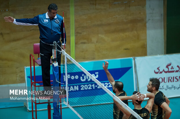 بازیکنان تیم والیبال هورسان رامسر در حال اعتراض به داور مسابقه در دیدار تیم های والیبال سایپای تهران و هورسان رامسر هستند