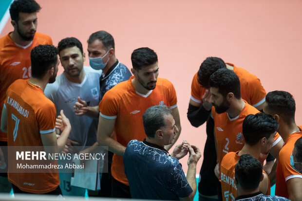 بازیکنان تیم سایپا در حال گوش دادن به توصیه های مربی خود در دیدار تیم های والیبال سایپای تهران و هورسان رامسر هستند