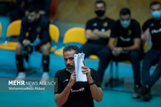 مربی تیم هورسان رامسر در حال راهنمایی بازیکنان تیم خود در دیدار تیم های والیبال سایپای تهران و هورسان رامسر است
