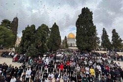 هزاران فلسطینی با حضور در «مسجدالاقصی» نماز جمعه را اقامه کردند