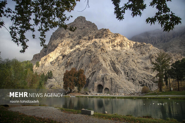 رخت پاییزی بر قامت «طاق بستان»