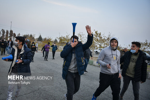 هواداران فوتبال پس از گذشت ۲۲ ماه وارد ورزشگاه آزادی می شوند