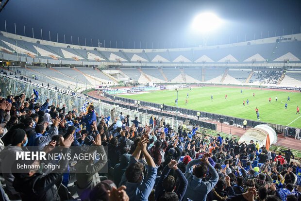 هواداران فوتبال هواداران فوتبال پس از گذشت ۲۲ ماه وارد ورزشگاه آزادی تهران شدند و تیم مورد علاقه خود را تشویق می کنند 