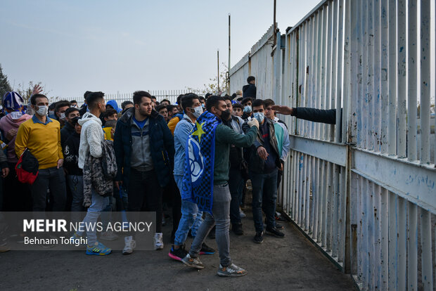 هواداران فوتبال در پشت در های استادیوم آزادی منتظر ورود به ورزشگاه پس از گذشت ۲۲ ماه هستند