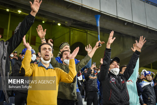 هواداران فوتبال هواداران فوتبال پس از گذشت ۲۲ ماه وارد ورزشگاه آزادی تهران شدند و تیم مورد علاقه خود را تشویق می کنند 