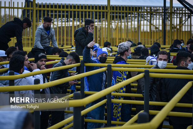 تماشاگران فوتبال پس از گذشت  ۲۲ ماه در حال ورود به ورزشگاه آزادی تهران هستند